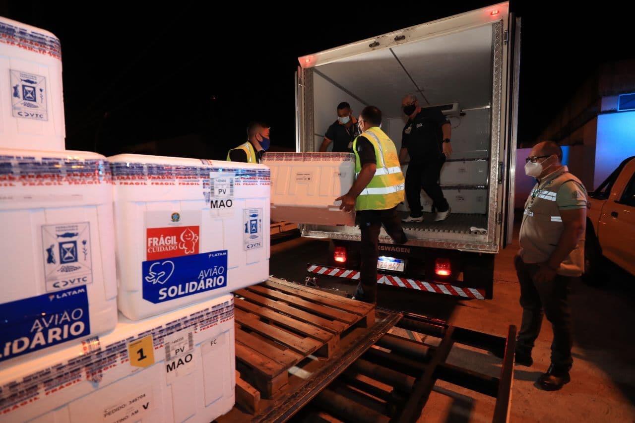 Amazonas recebe 98.500 doses de vacina contra a Covid-19