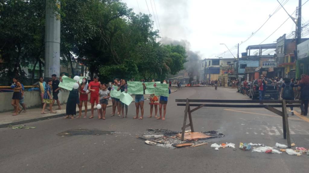 Populares fazem manifestação após morte de jovem na Compensa