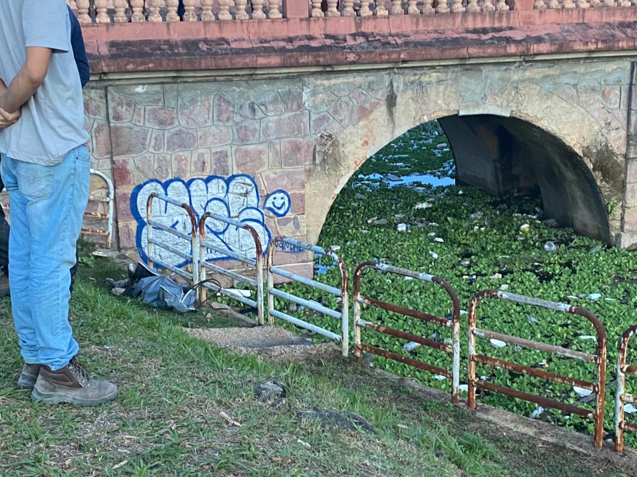 Populares encontram corpo de boiando no igarapé do Educandos