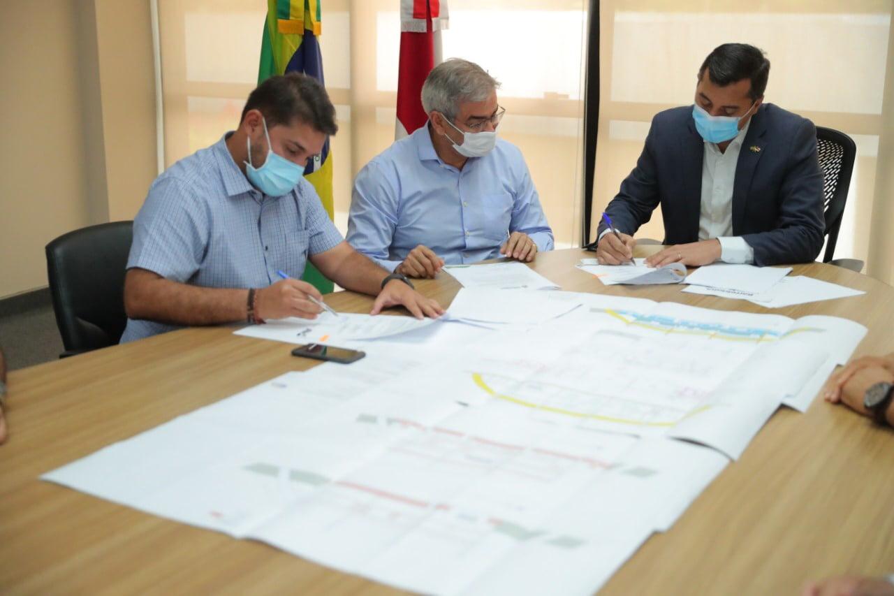 Wilson assina contrato para reformar estádio no município de Barreirinha