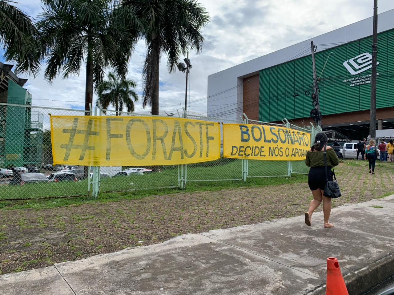 Manaus amanhece com placas de 'Fora STF' em apoio a Bolsonaro