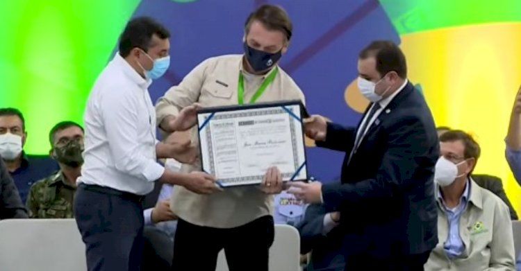 Bolsonaro recebe título de Cidadão Amazonense e manifestantes marcam presença em frente ao Centro de Convenções