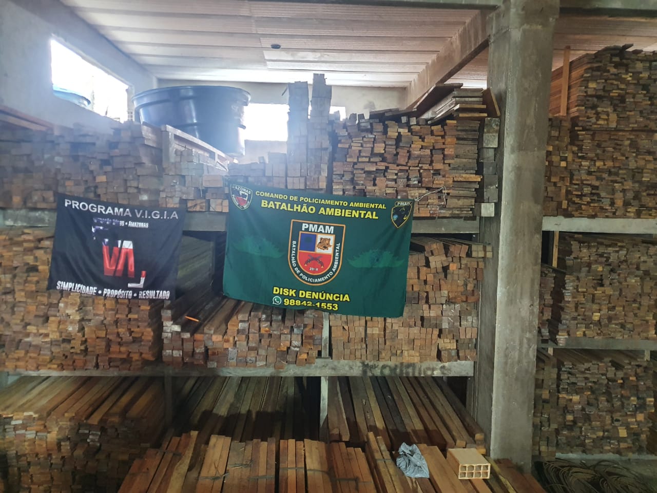 Polícia apreende madeira ilegal em depósito no Jorge Teixeira