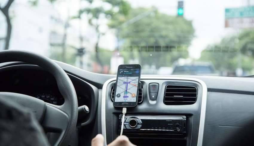 Motorista de app é encontrado dentro de porta-malas após assalto