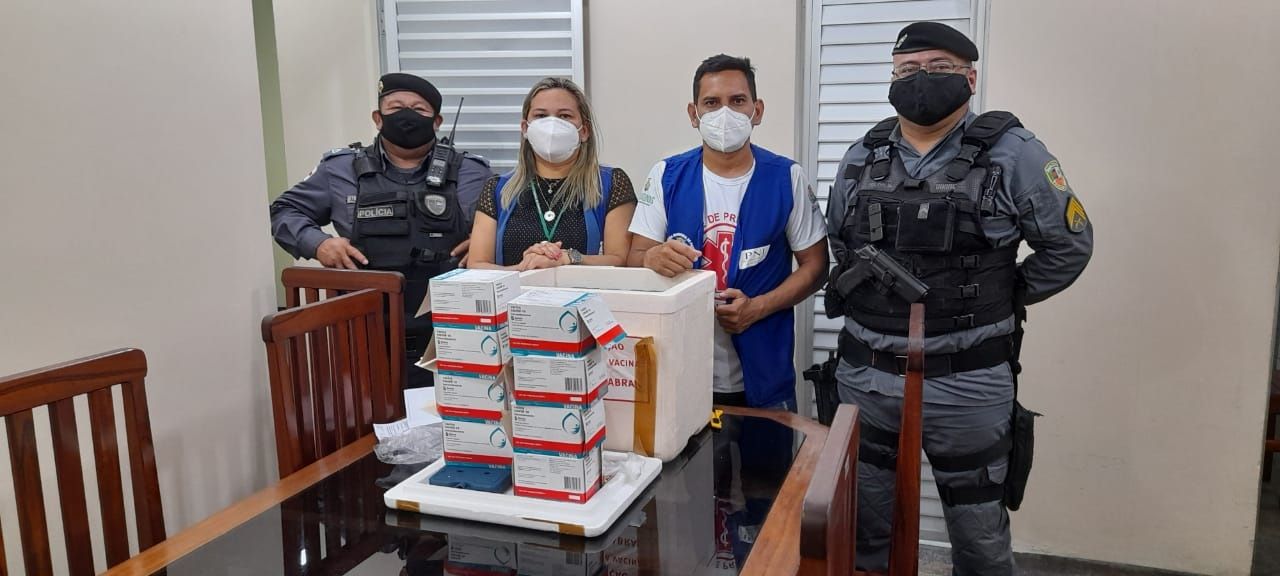 Polícia Militar faz escolta das vacinas contra a Covid-19 em Parintins