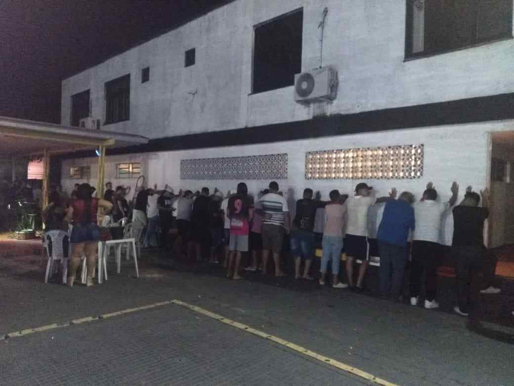 Polícia Militar encerra festa clandestina com cerca de 300 pessoas no Centro da cidade