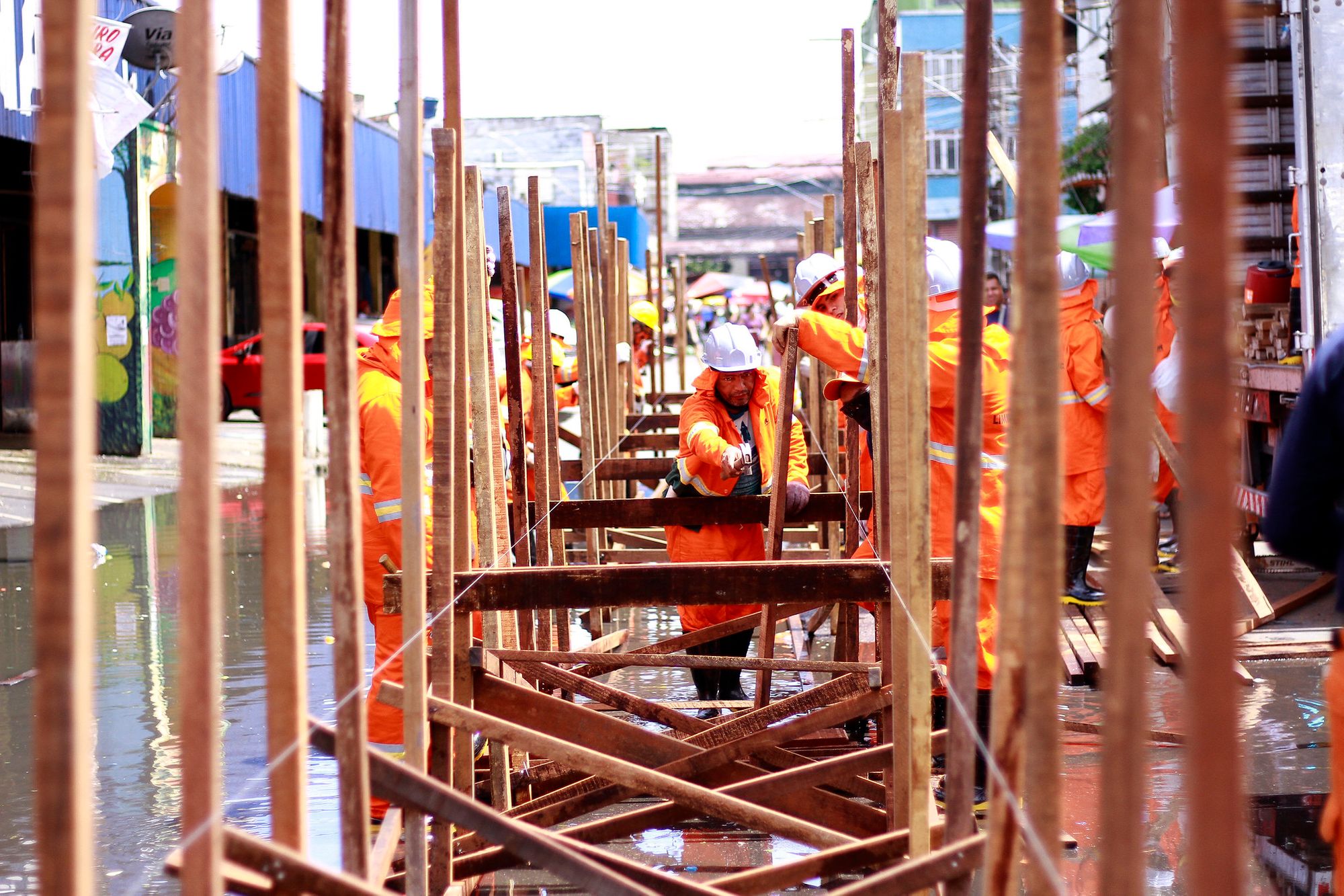Construção de pontes e transferência de feirantes iniciam na Manaus Moderna