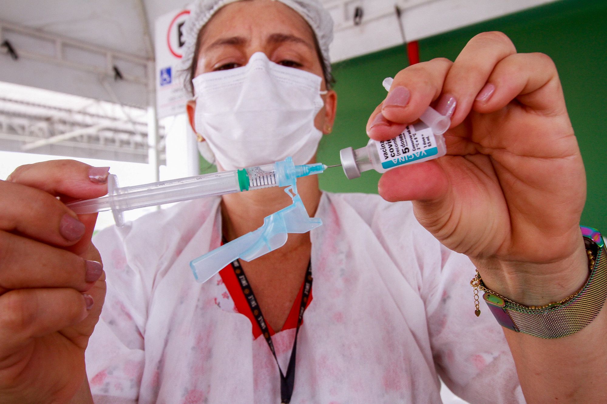 Prefeitura alerta que pessoas acamadas precisam fazer cadastro para receber vacina contra Covid-19 e Influenza em casa