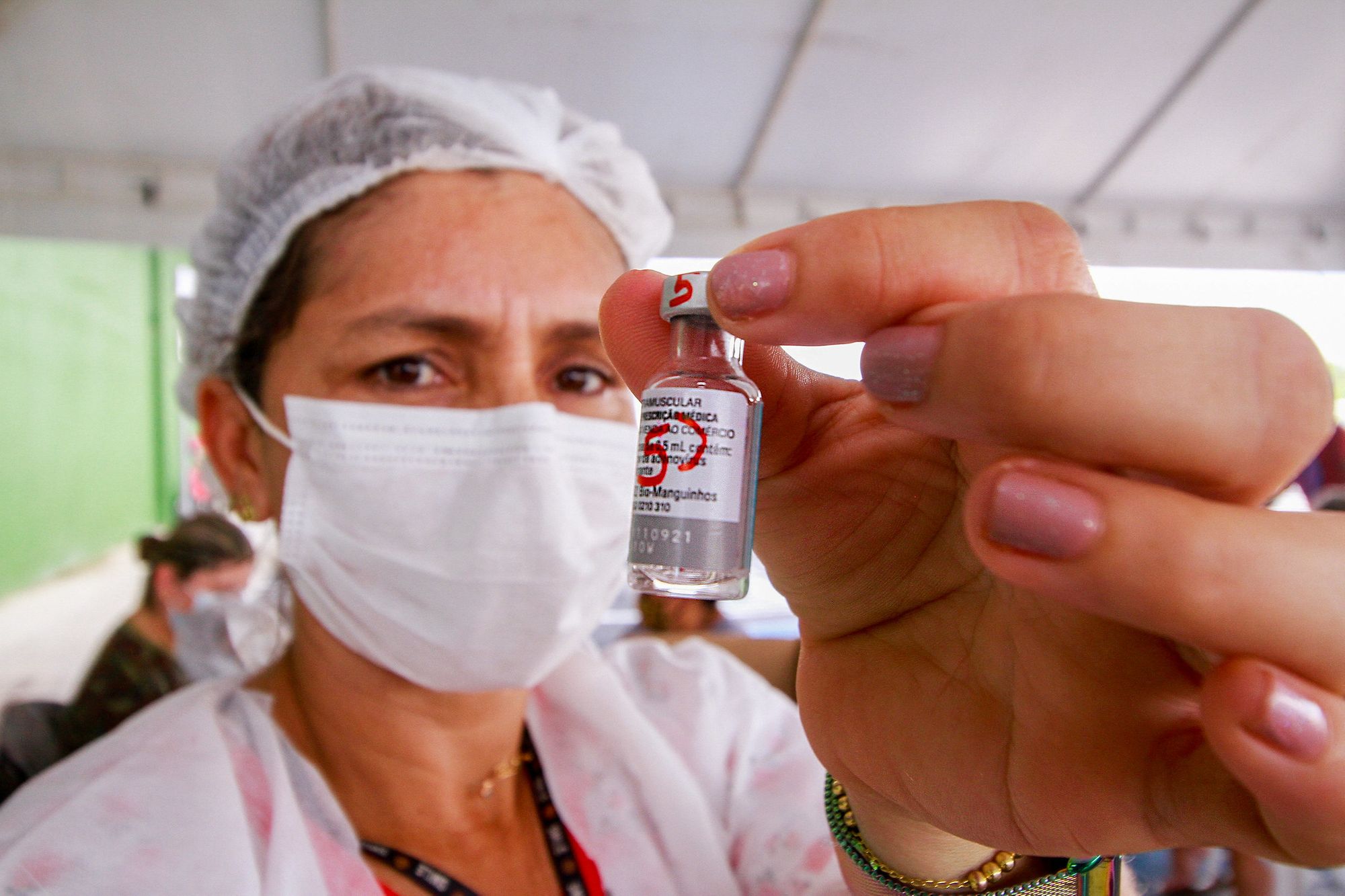 Vacinação da primeira dose contra a Covid-19 para trabalhadores da Saúde é retomada