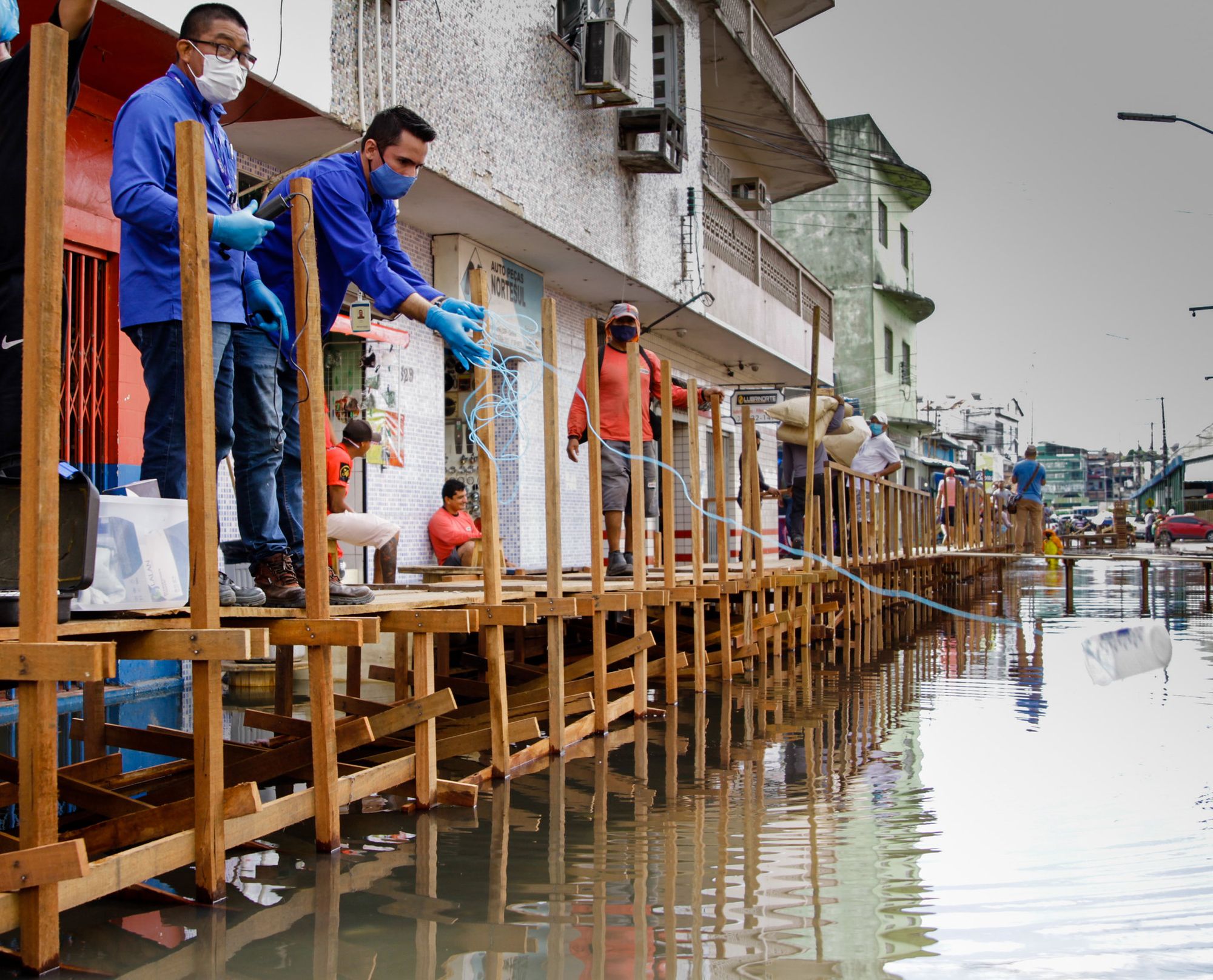 Prefeitura realiza aplicação de produto químico em água parada na Manaus moderna