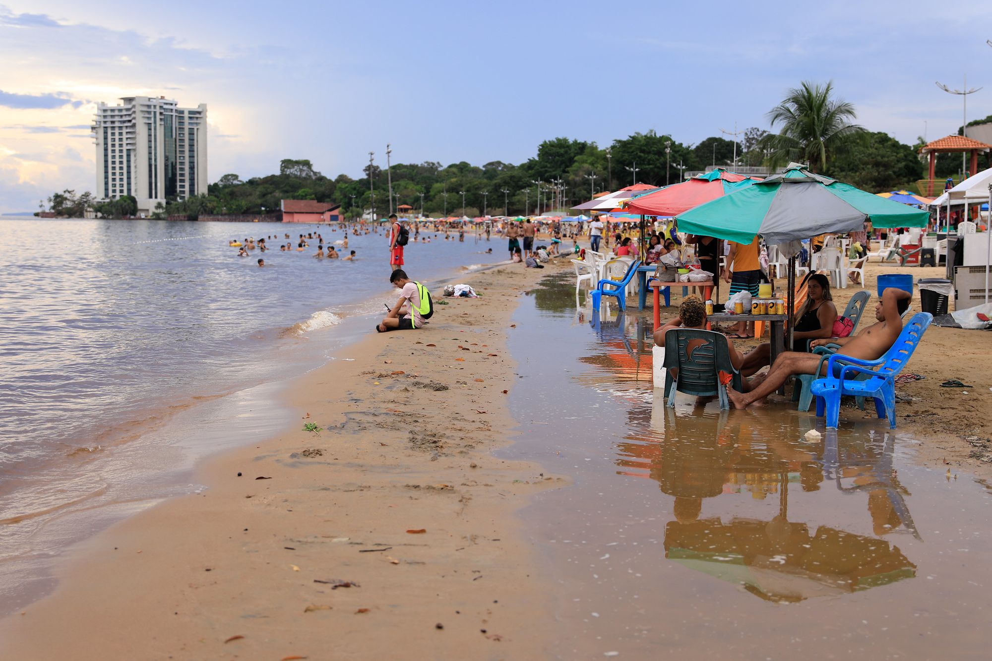 Praia da Ponta Negra tem parte encoberta pelas águas