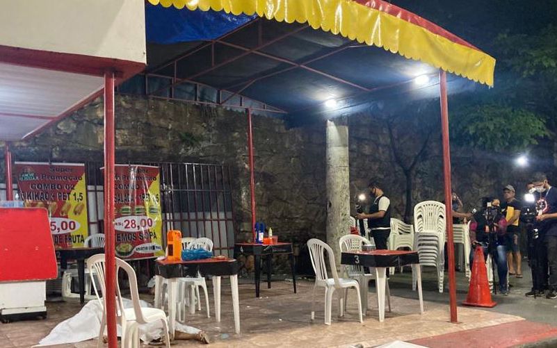 Três homens são assassinados a tiros  em lanche no Centro de Manaus