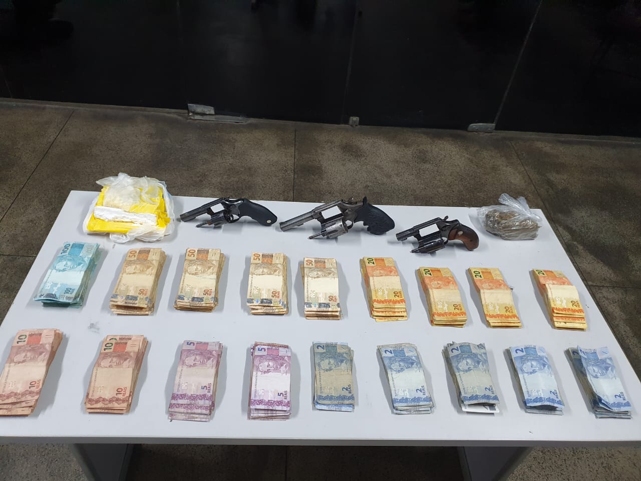 Mulher é presa com R$ 22 mil e com drogas em Manaus