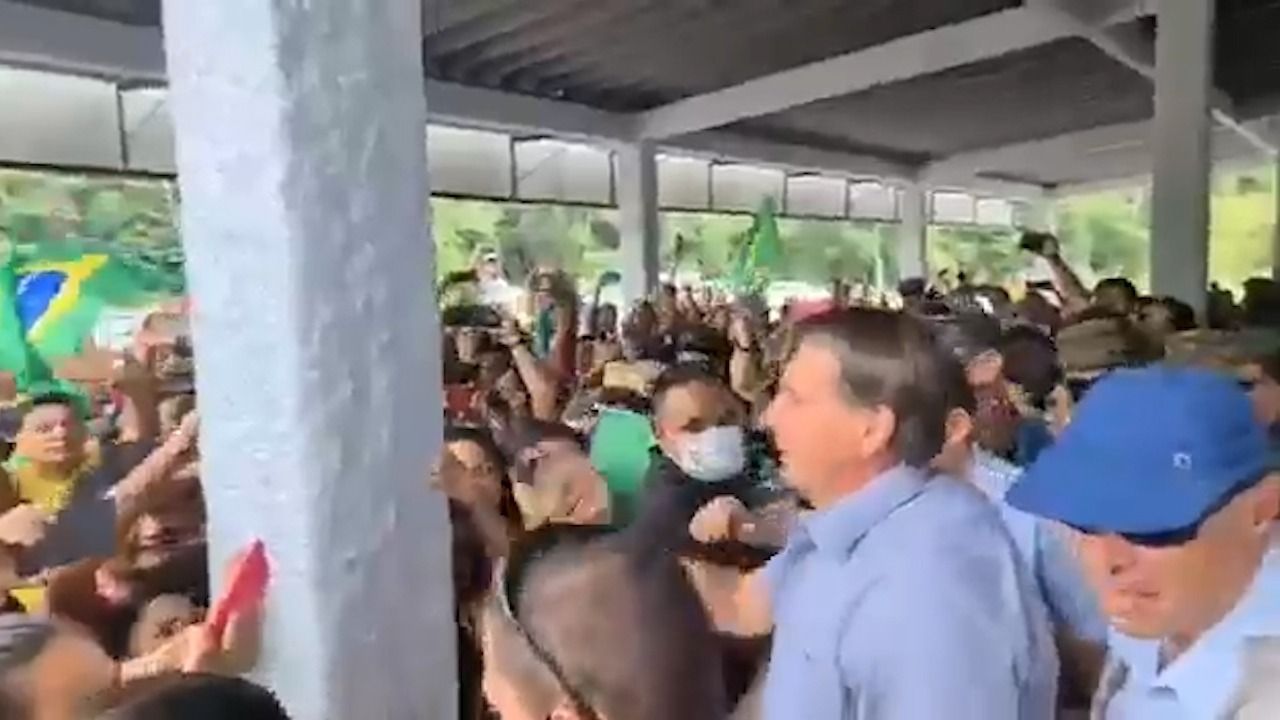 Bolsonaro é recebido com aglomeração em São Gabriel da Cachoeira