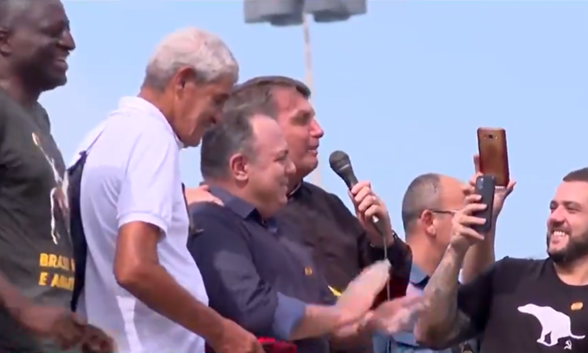 Bolsonaro diz a comandante do Exército que não quer punição para Pazuello