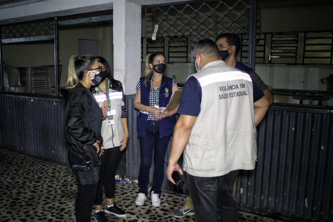 Fiscalização encerra festa clandestina no Rio Negro Clube