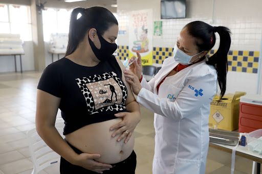 Justiça obriga vacinação de grávidas e puérperas com e sem comorbidades em Manaus