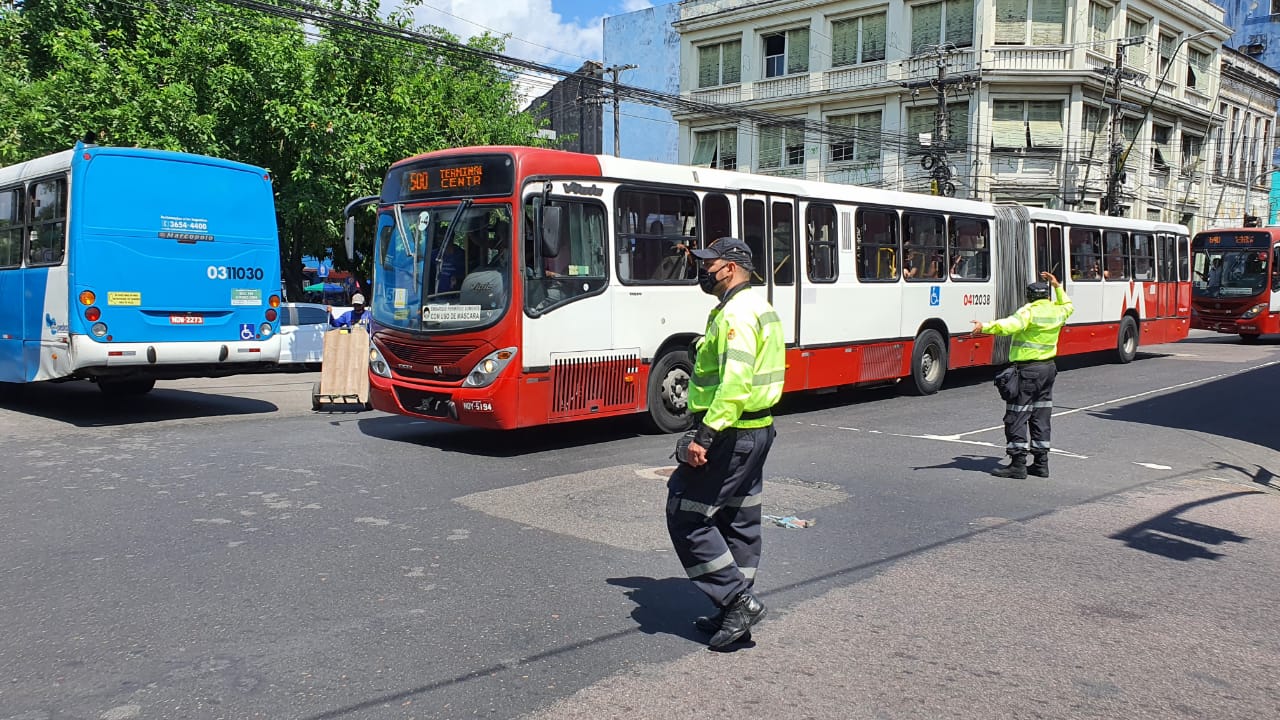 Ônibus articulados mudam rota no Centro por causa da cheia do rio Negro
