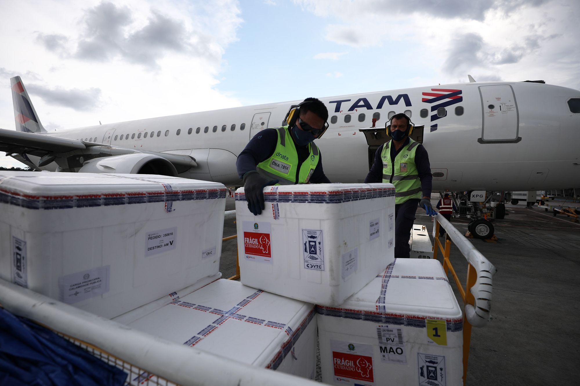 Amazonas recebe lote com 57.900 doses da vacina AstraZeneca