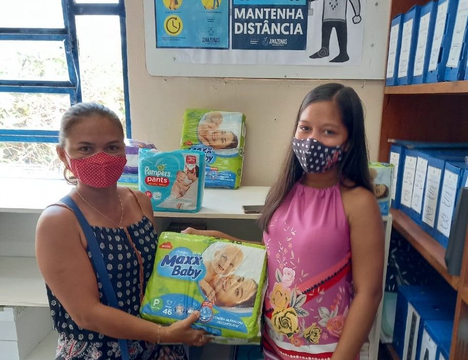 Campanha arrecada fraldas para alunas mães de escola estadual em Manaus