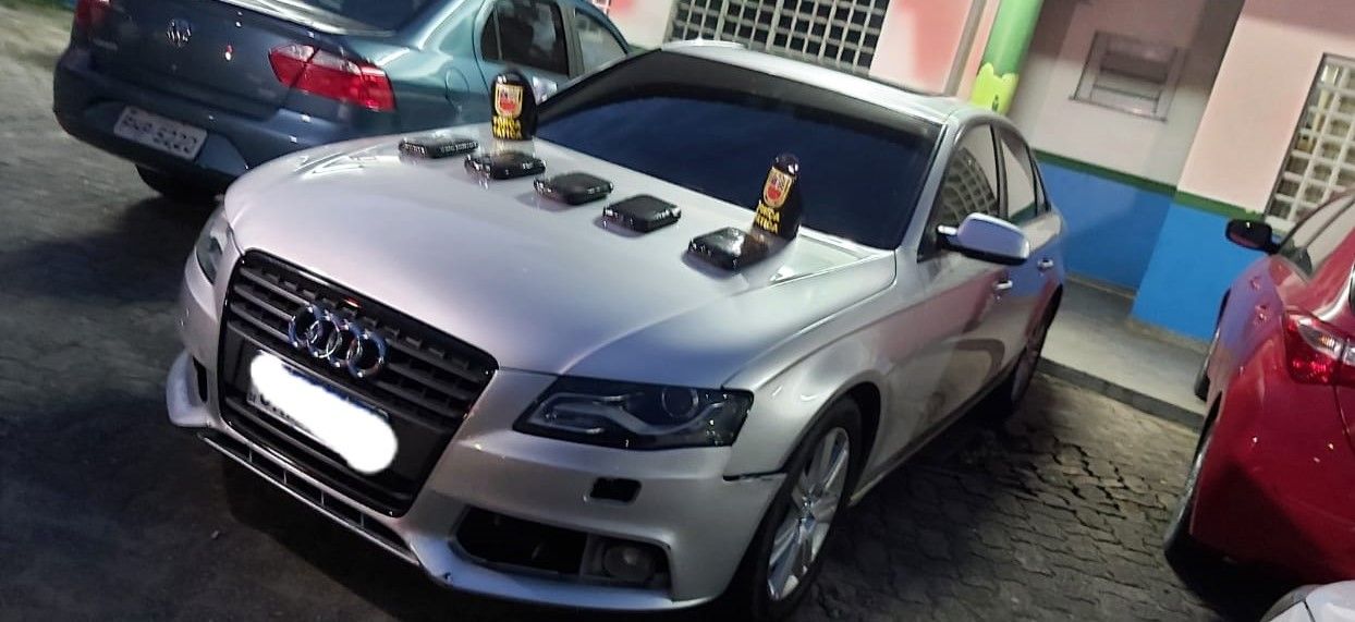 Homens são presos com drogas dentro carro de luxo em Manaus
