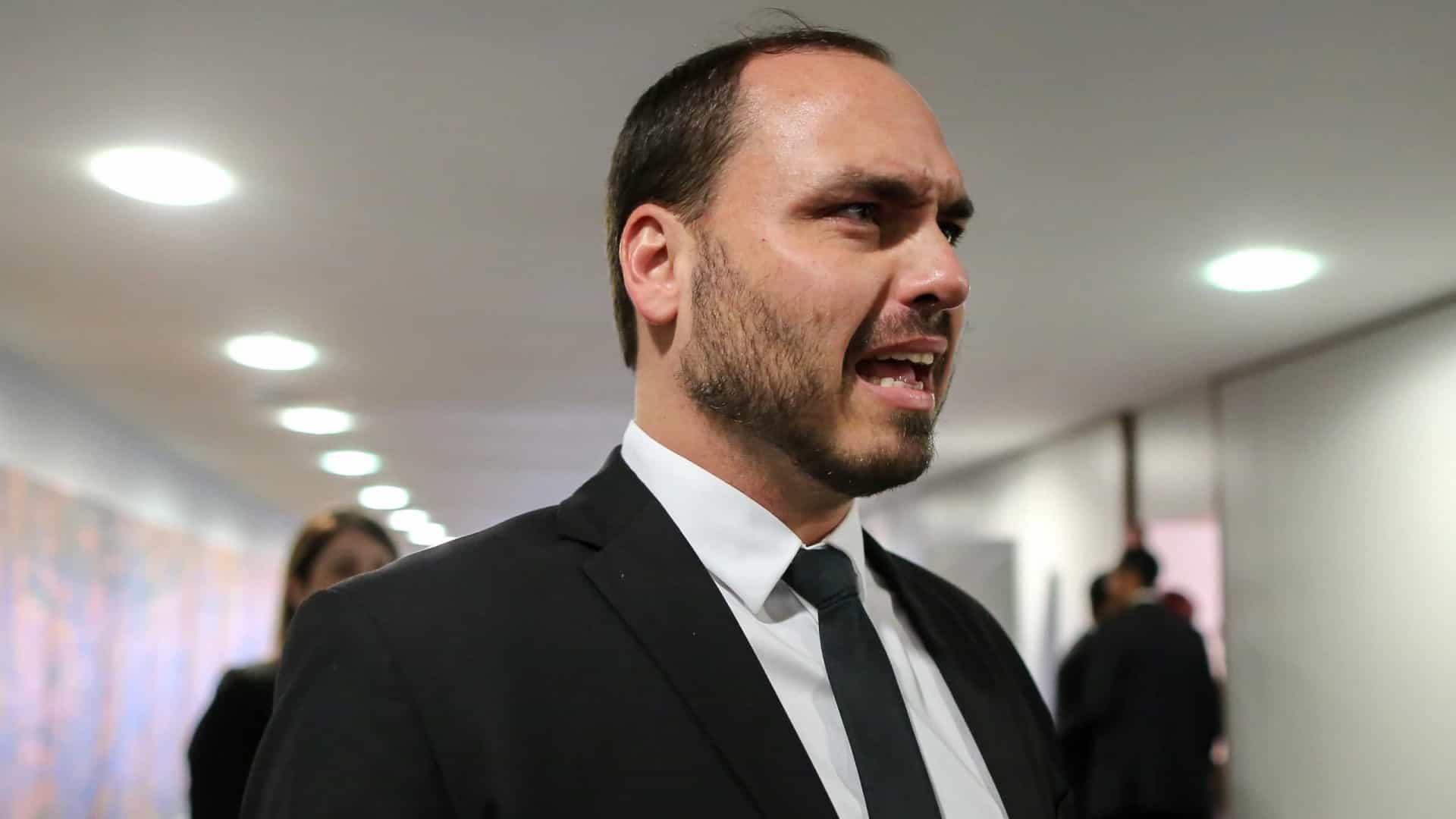 Carlos Bolsonaro indaga se Juliette será presa por 'gesto racista'