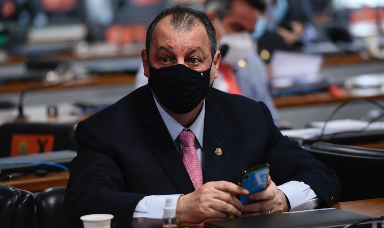 Omar Aziz diz que negacionismo do governo atrapalhou vacinação