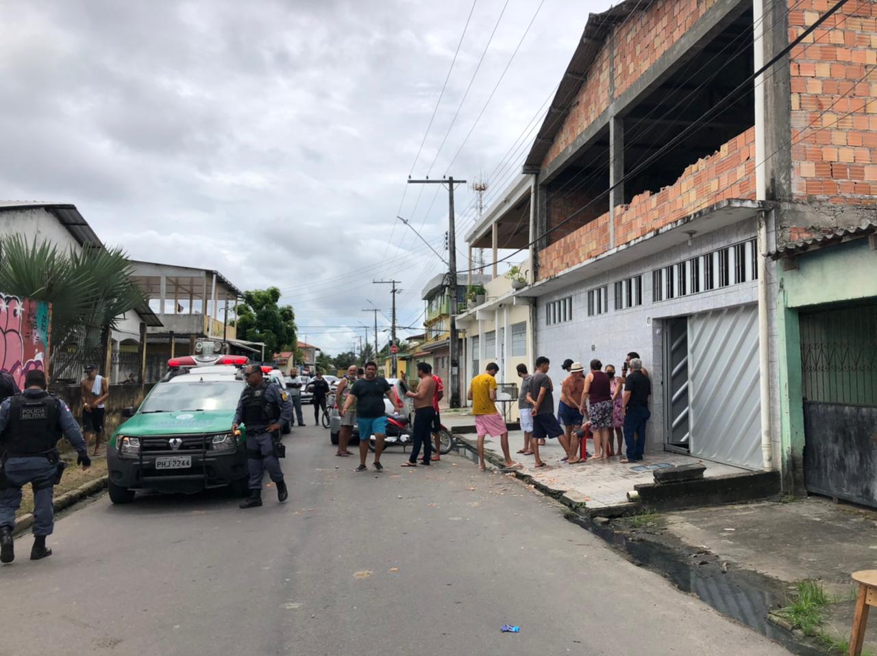 Homem tenta matar filha autista a facadas em Manaus