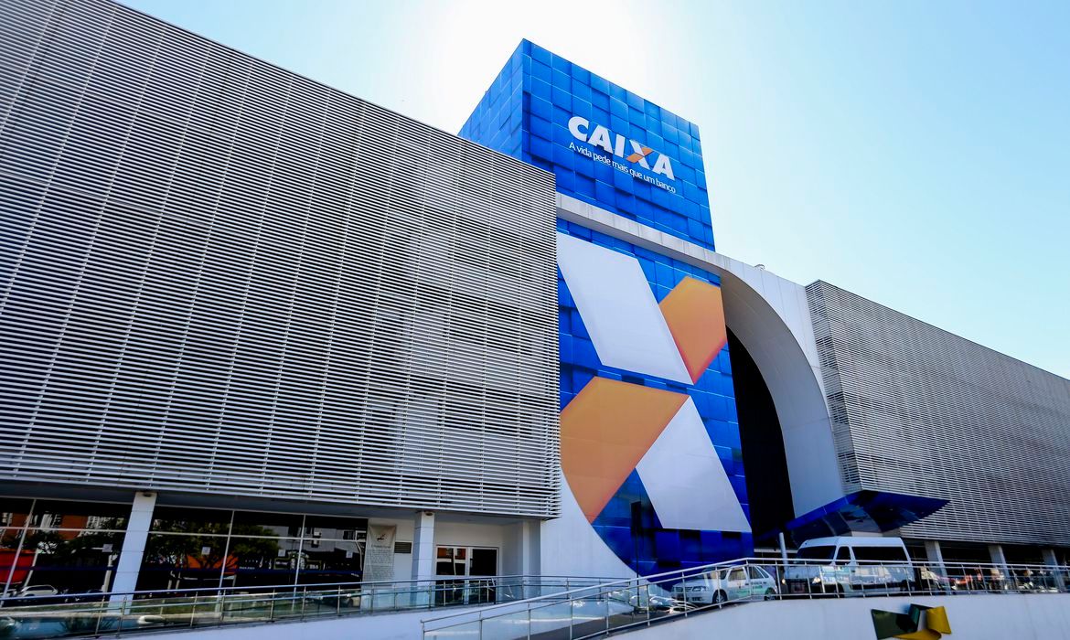 Trabalhadores nascidos em abril podem sacar auxílio emergencial