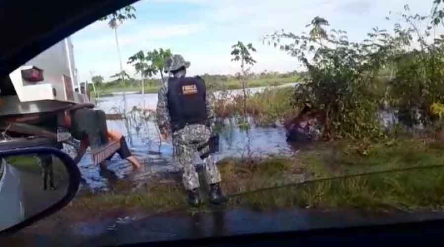 Viatura da Força Nacional cai em lago no Careiro da Várzea