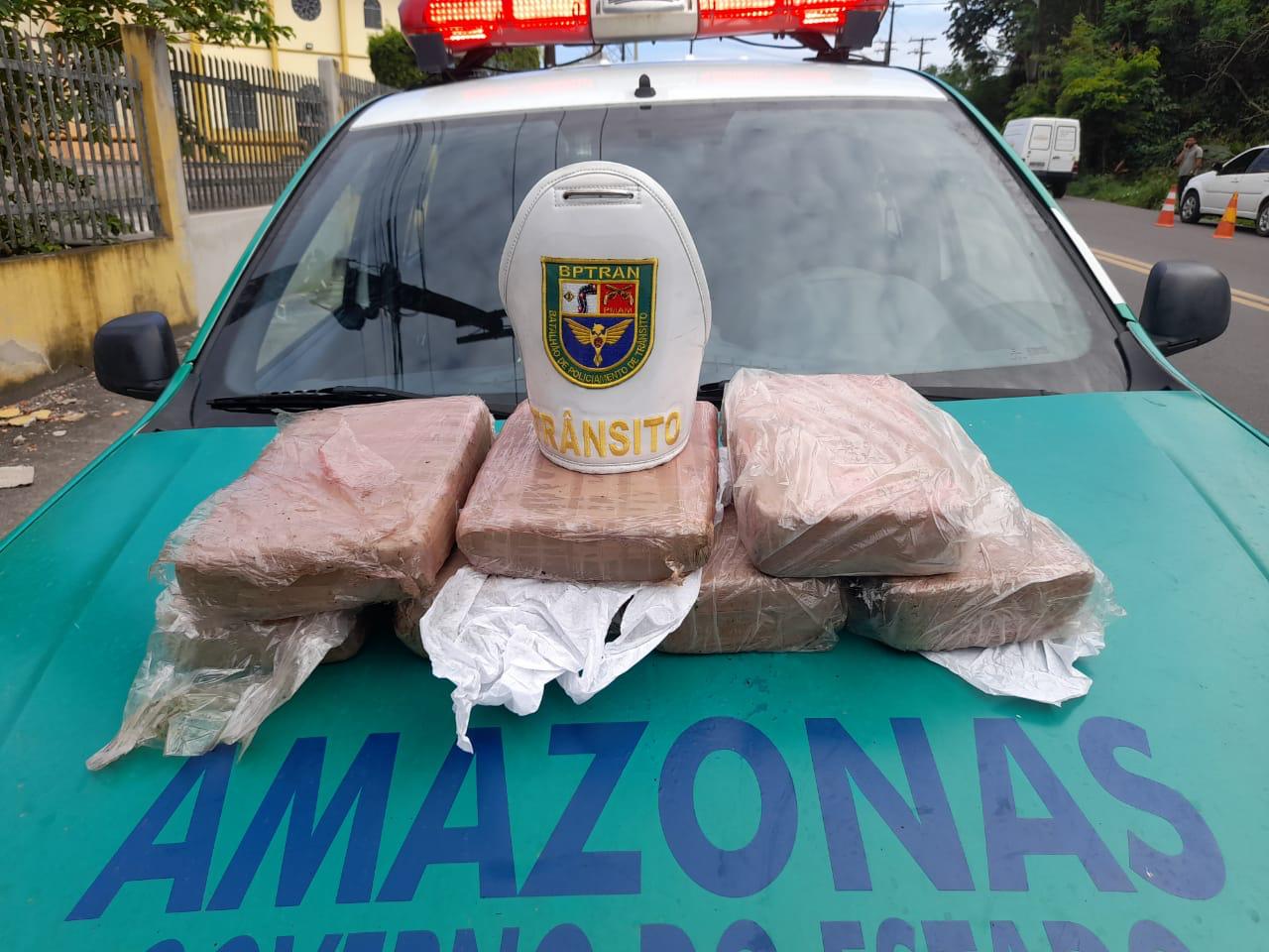 Homem vê polícia e abandona carro com 7 kg de drogas