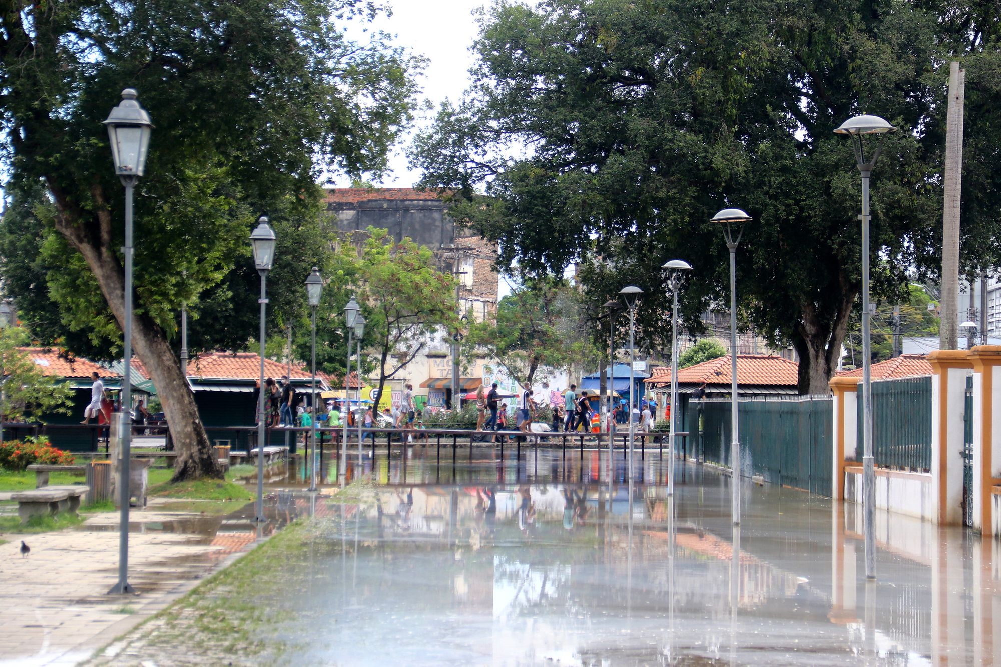 Por segurança, Prefeitura de Manaus desliga postes com iluminação artística devido a cheia