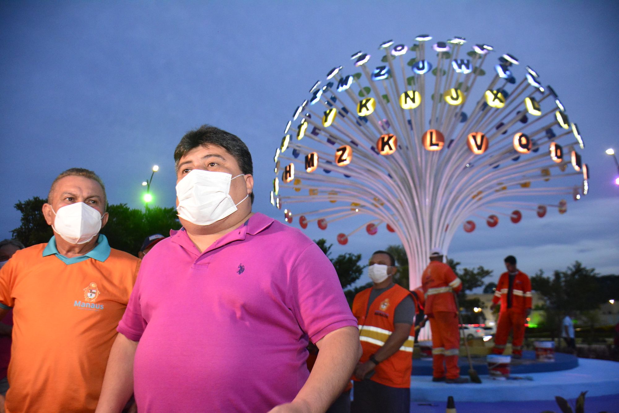 Prefeitura entrega rotatória Umberto Calderaro restaurada após ataques