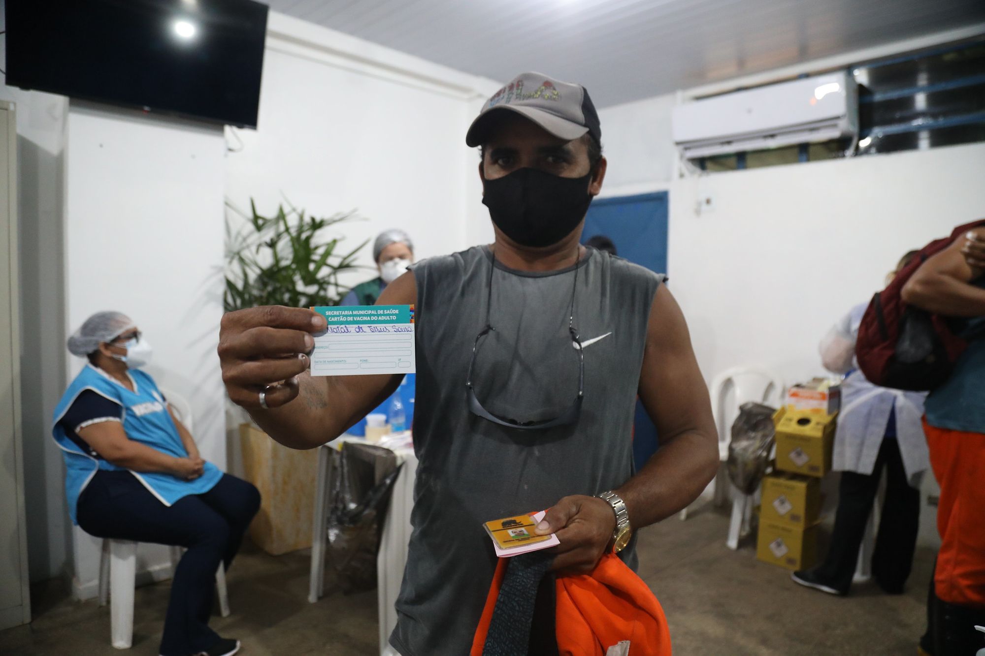 David abre vacinação dos garis contra a Covid-19