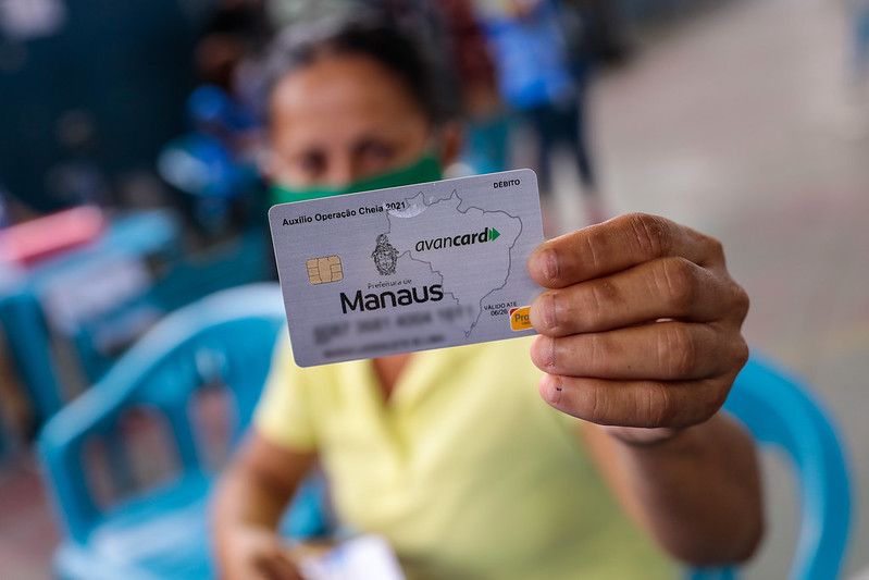 Manaus Solidária inicia entrega dos cartões do ‘Auxílio Operação Cheia 2021’