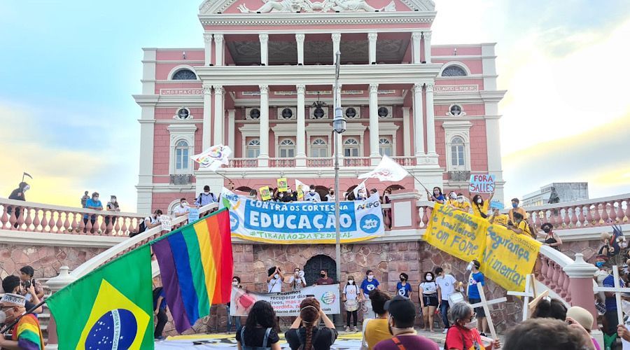 Manifestantes se reúnem em Manaus para pedir saída de Bolsonaro