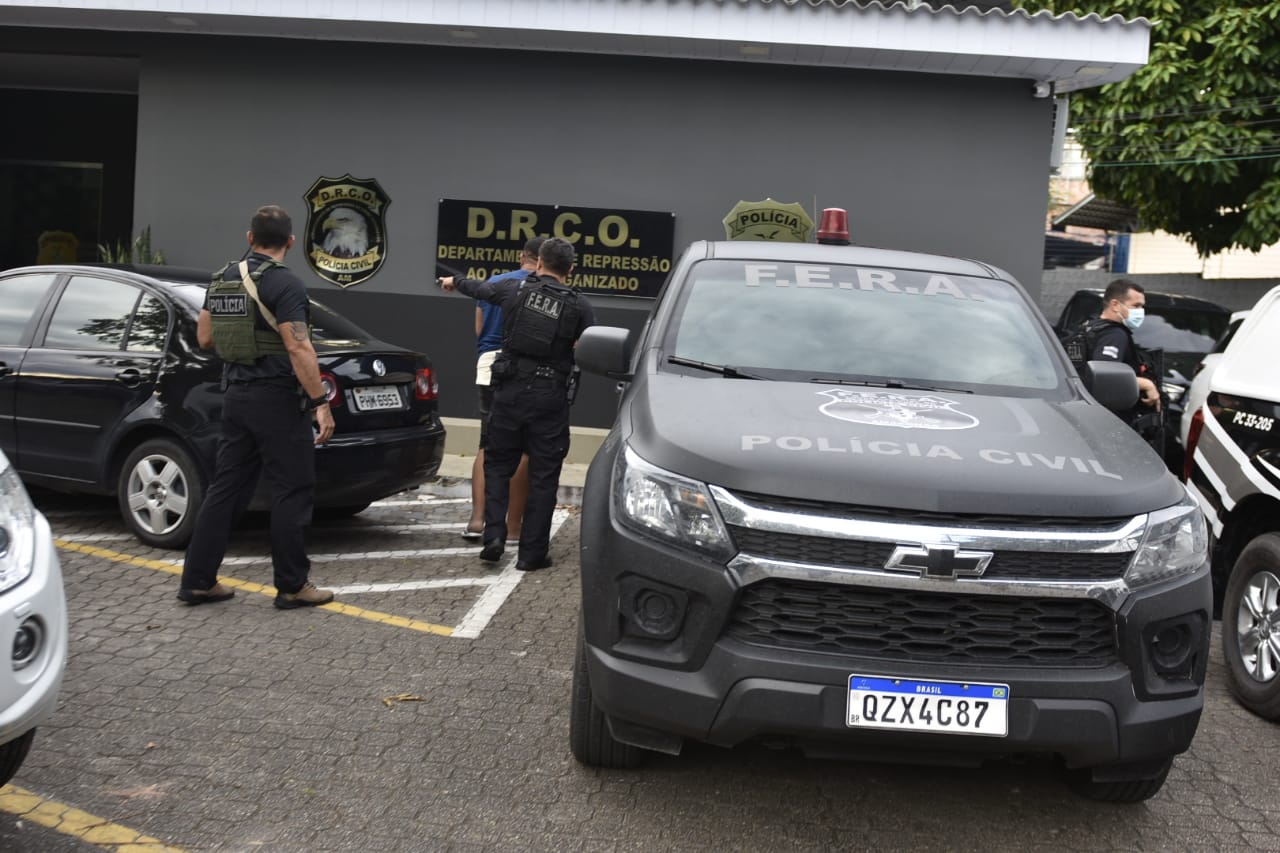 Suspeitos envolvidos em ataques desembarcam em Manaus após serem presos no RJ