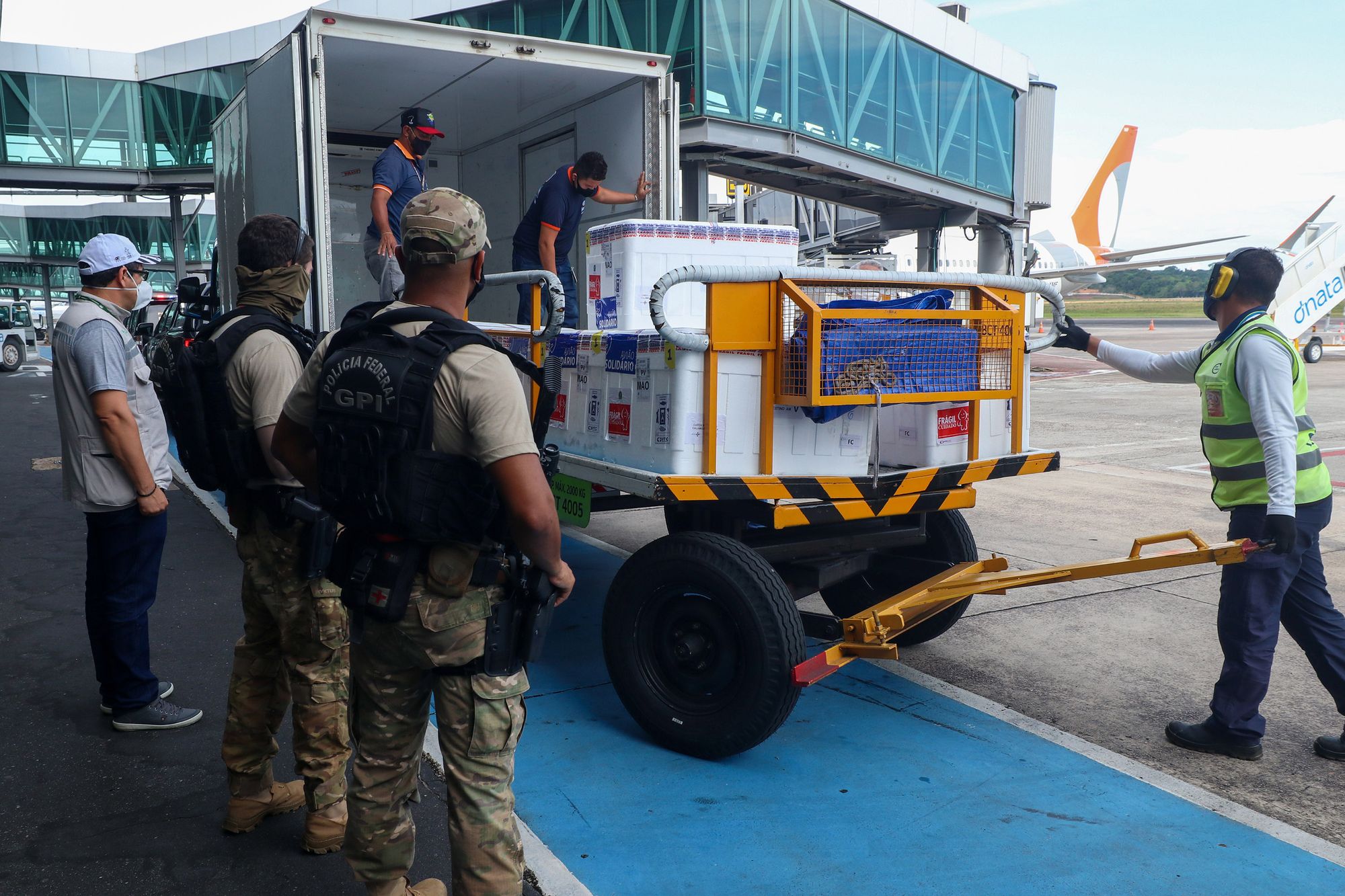 Amazonas recebe novo lote com 99 mil doses de vacinas da AstraZeneca