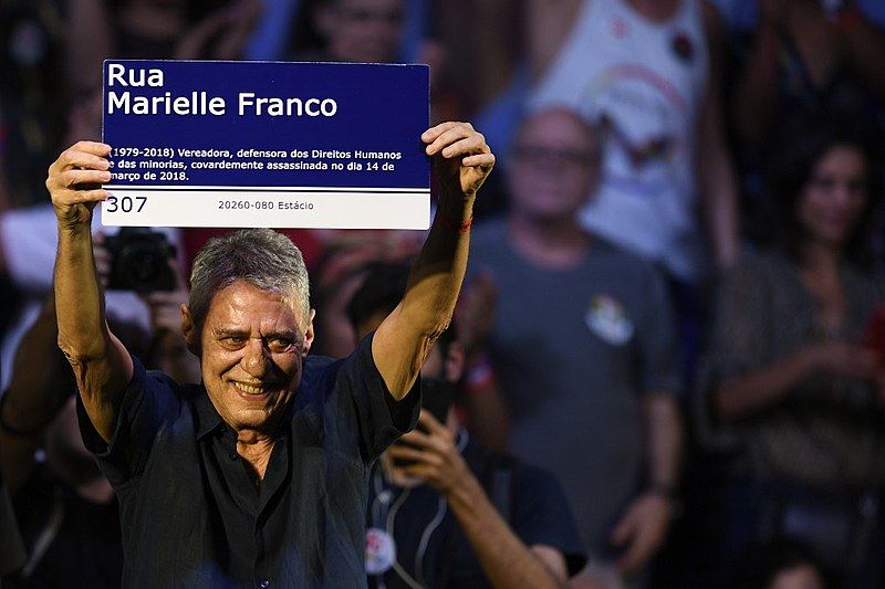 Facebook remove notícia falsa sobre 'pensão' de Chico Buarque