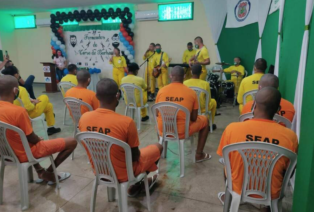 Detentos do Compaj recebem certificado de curso de barbeiro