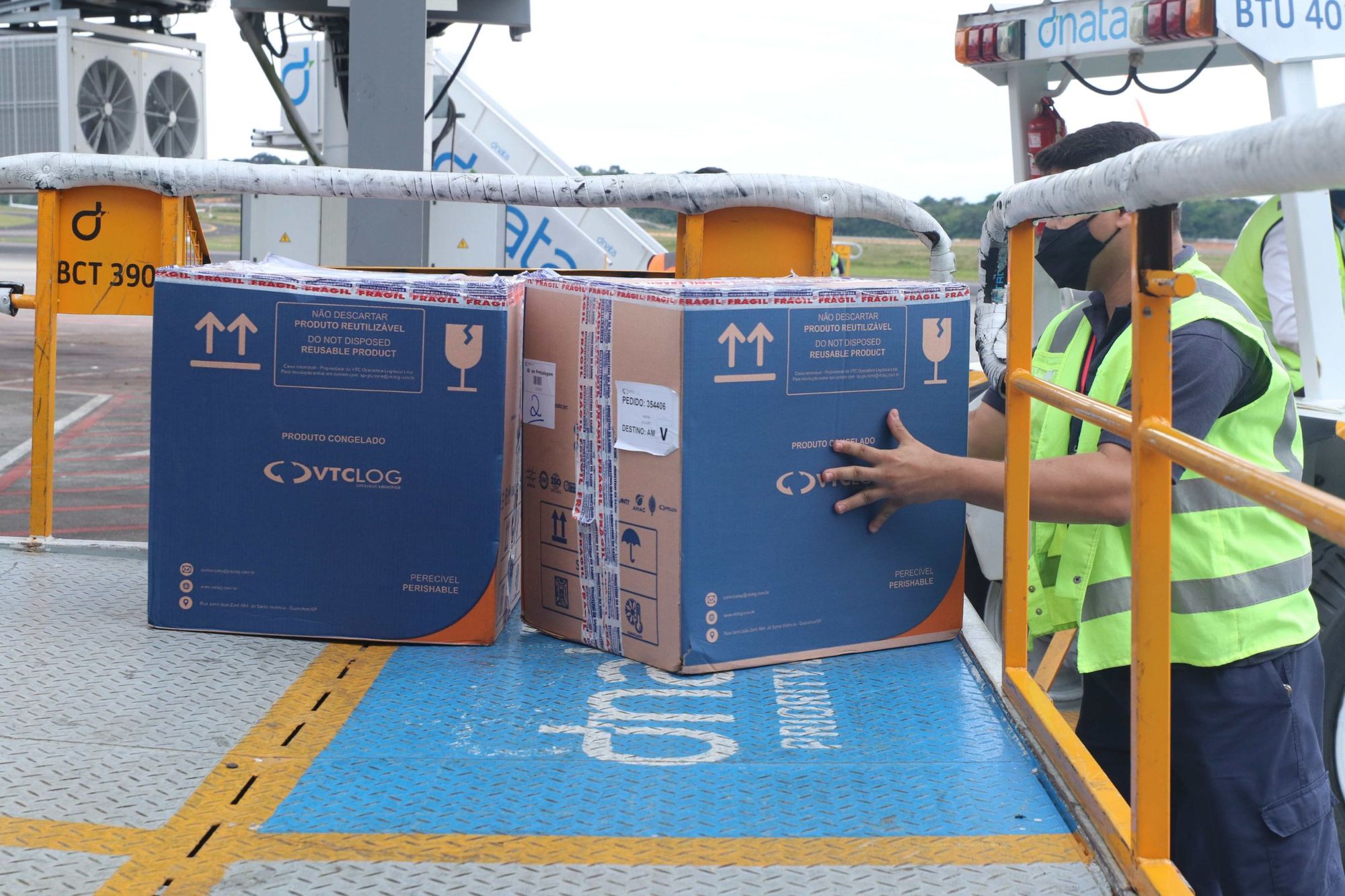 Remessa com 9.360 doses de vacinas Pfizer é entregue ao Amazonas