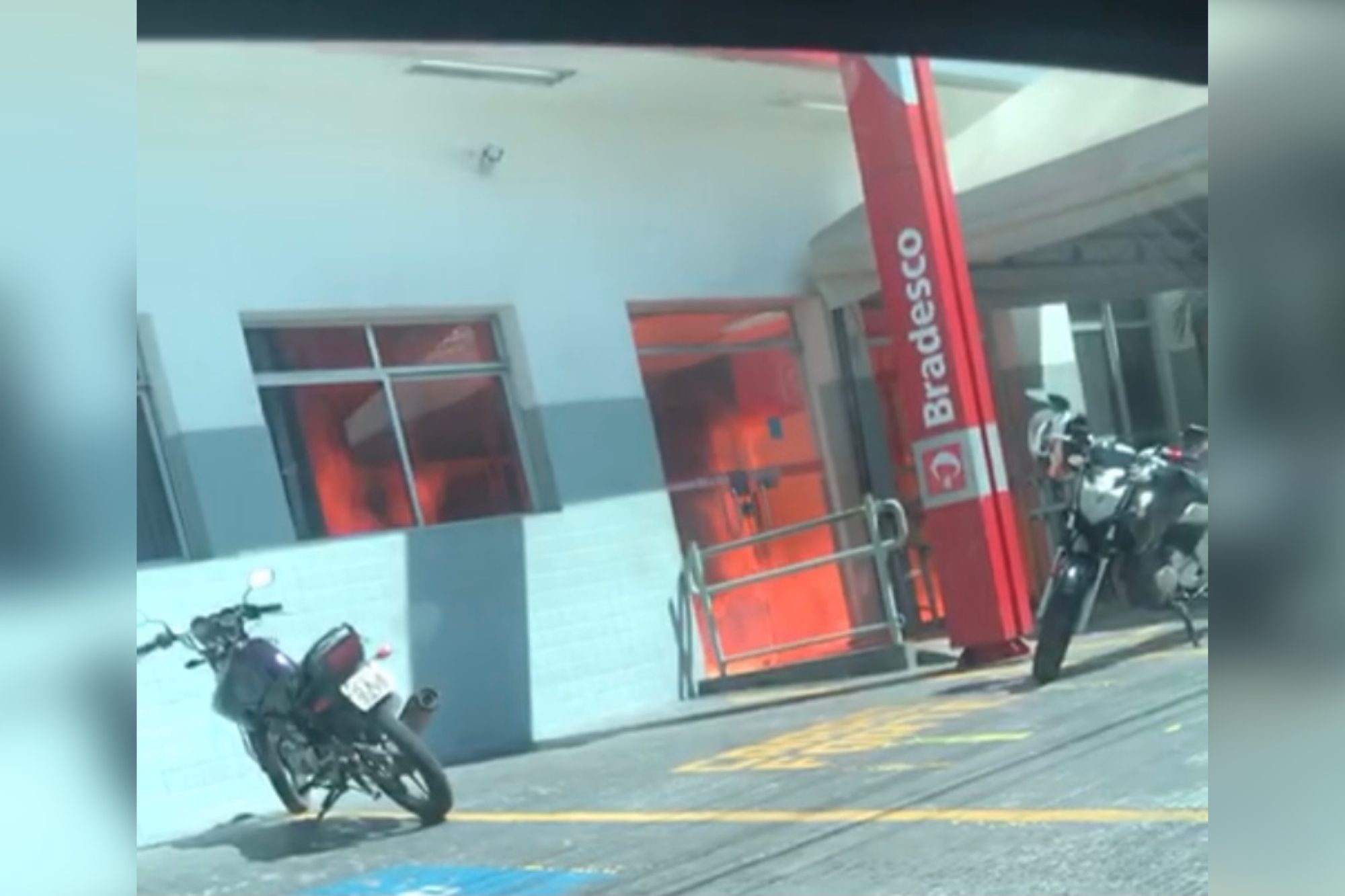 Agência do Bradesco é alvo de incêndio na Compensa