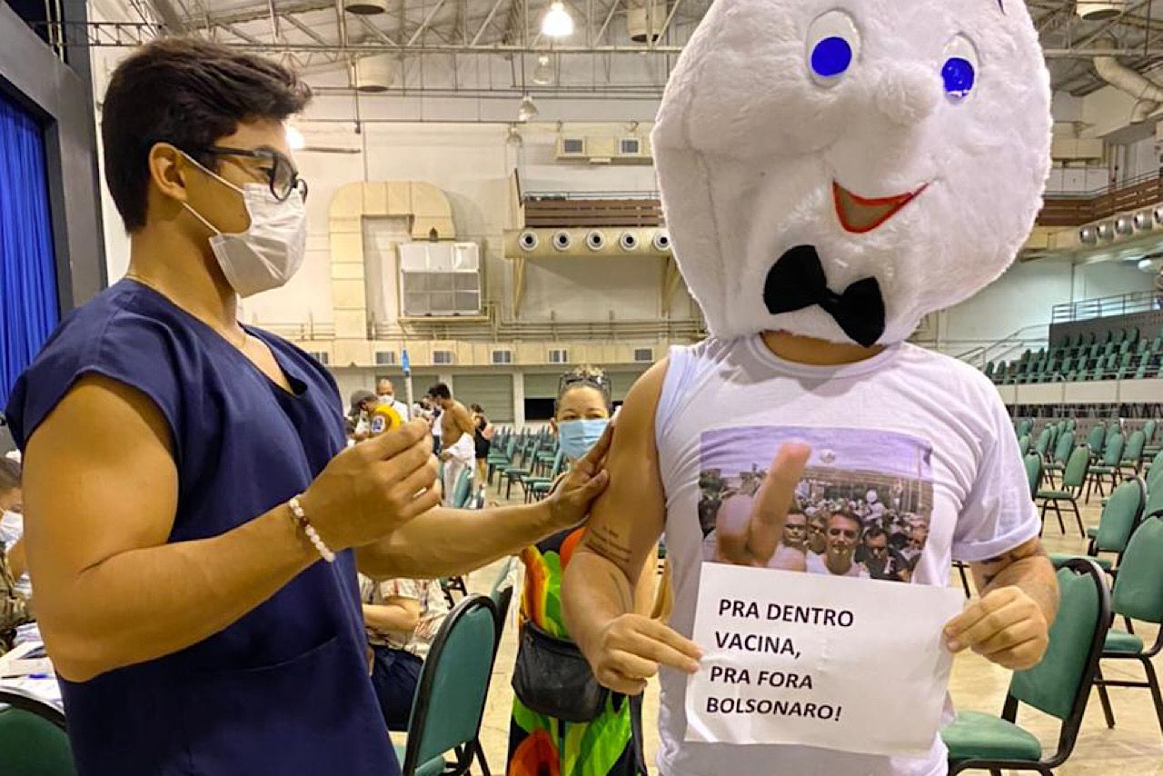 Em Manaus, publicitário se veste de Zé Gotinha e protesta contra Bolsonaro na vacinação