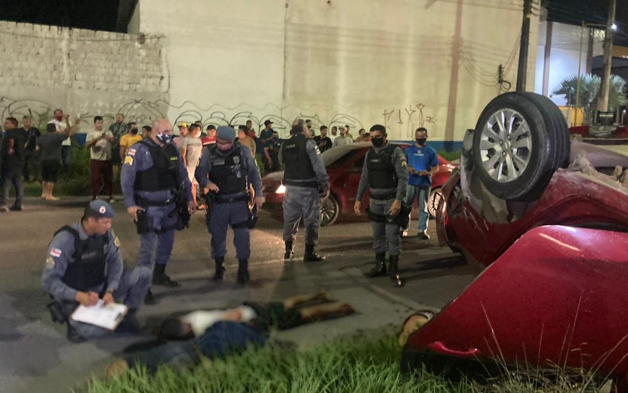 Trio capota carro após ser perseguido pela polícia em Manaus
