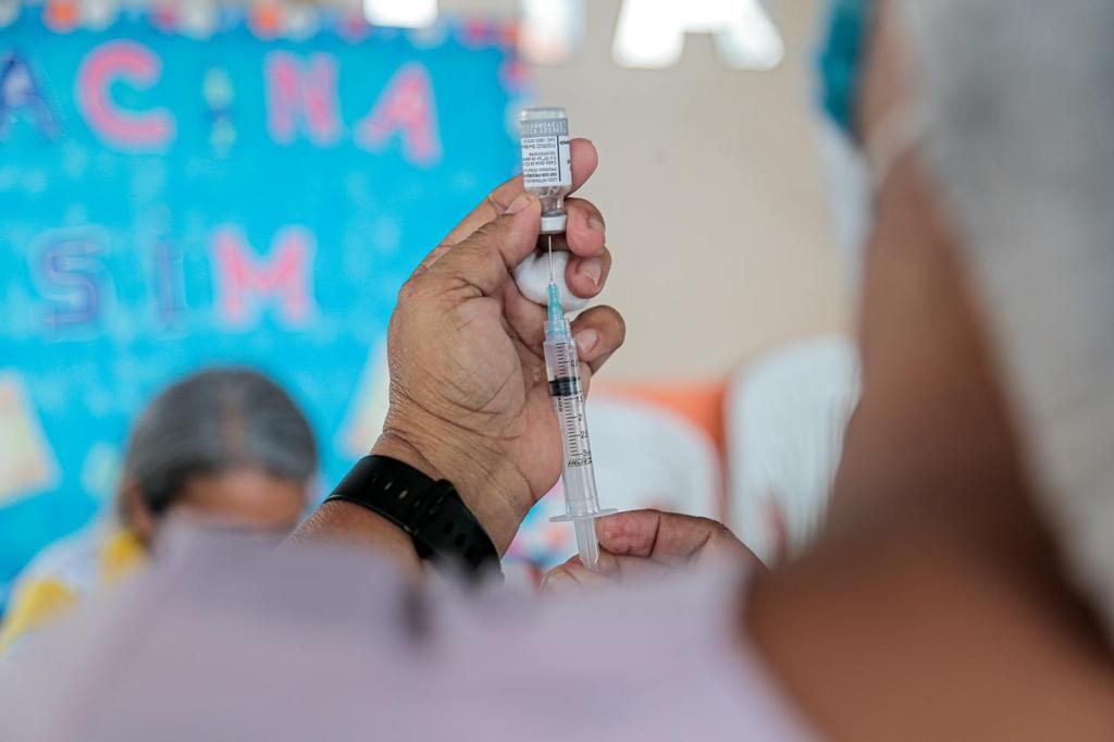Vacina da Pfizer será usada em jovens de 25 a 29 anos em Parintins