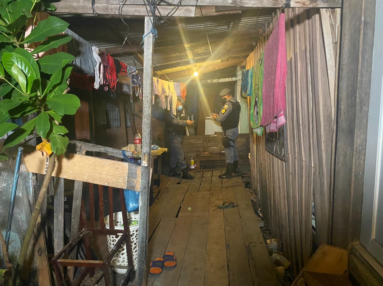 Trio é morto a tiros em beco na Praça 14