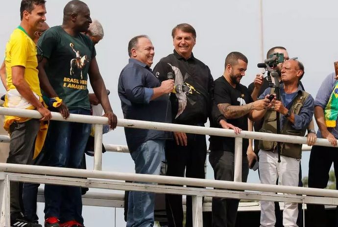 Exército anuncia que não vai punir Pazuello por presença em ato político