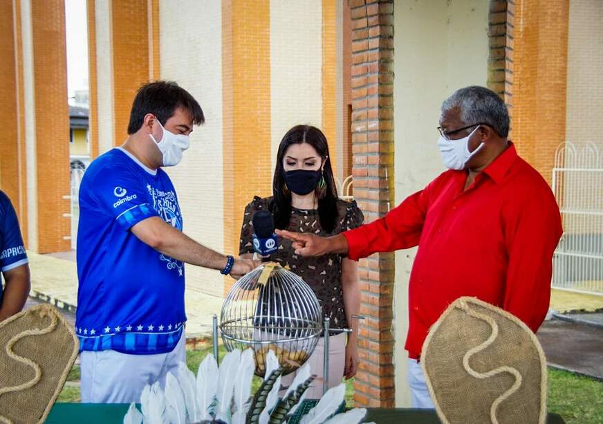 Live Parintins 2021: Caprichoso abre a noite e Garantido fecha