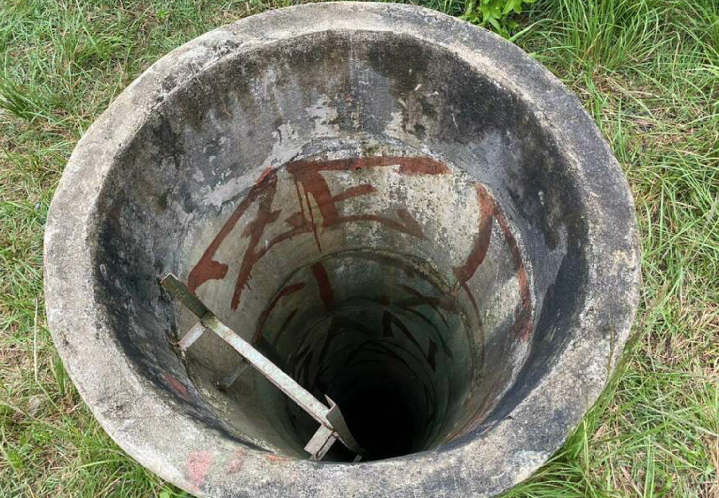 Criança cai em bueiro enquanto empinava pipa em Manaus