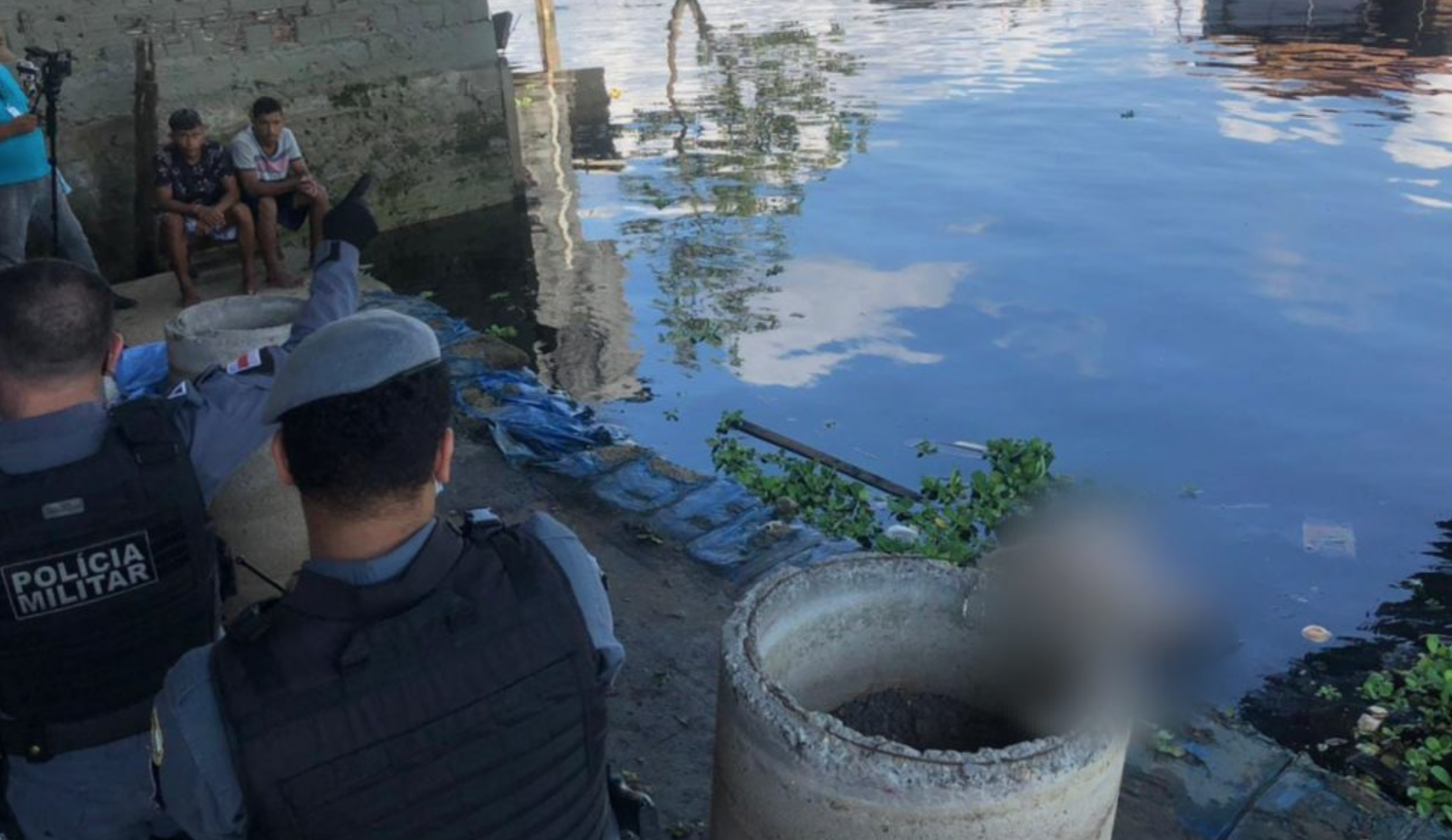 Canoeiros encontram corpo boiando em rio no Educandos
